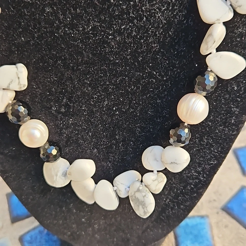 Lustrous Howlite Pear Necklace Faceted Glass Beads Toggle Clasp Black/White OS